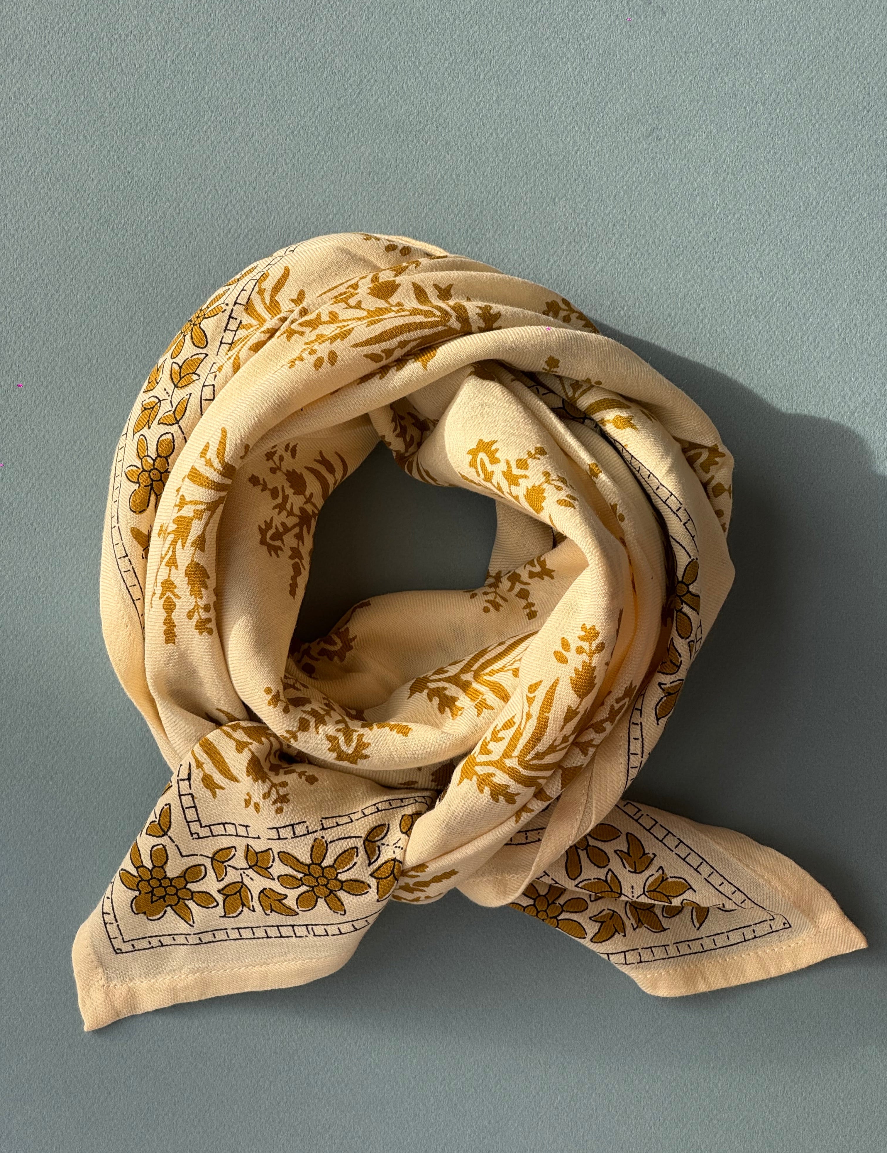 grand foulard en coton imprimé écru et kaki à porter en toutes saisons