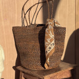 Sac seau en raphia marron fait main, BIG SINY tabac I The Clow Company