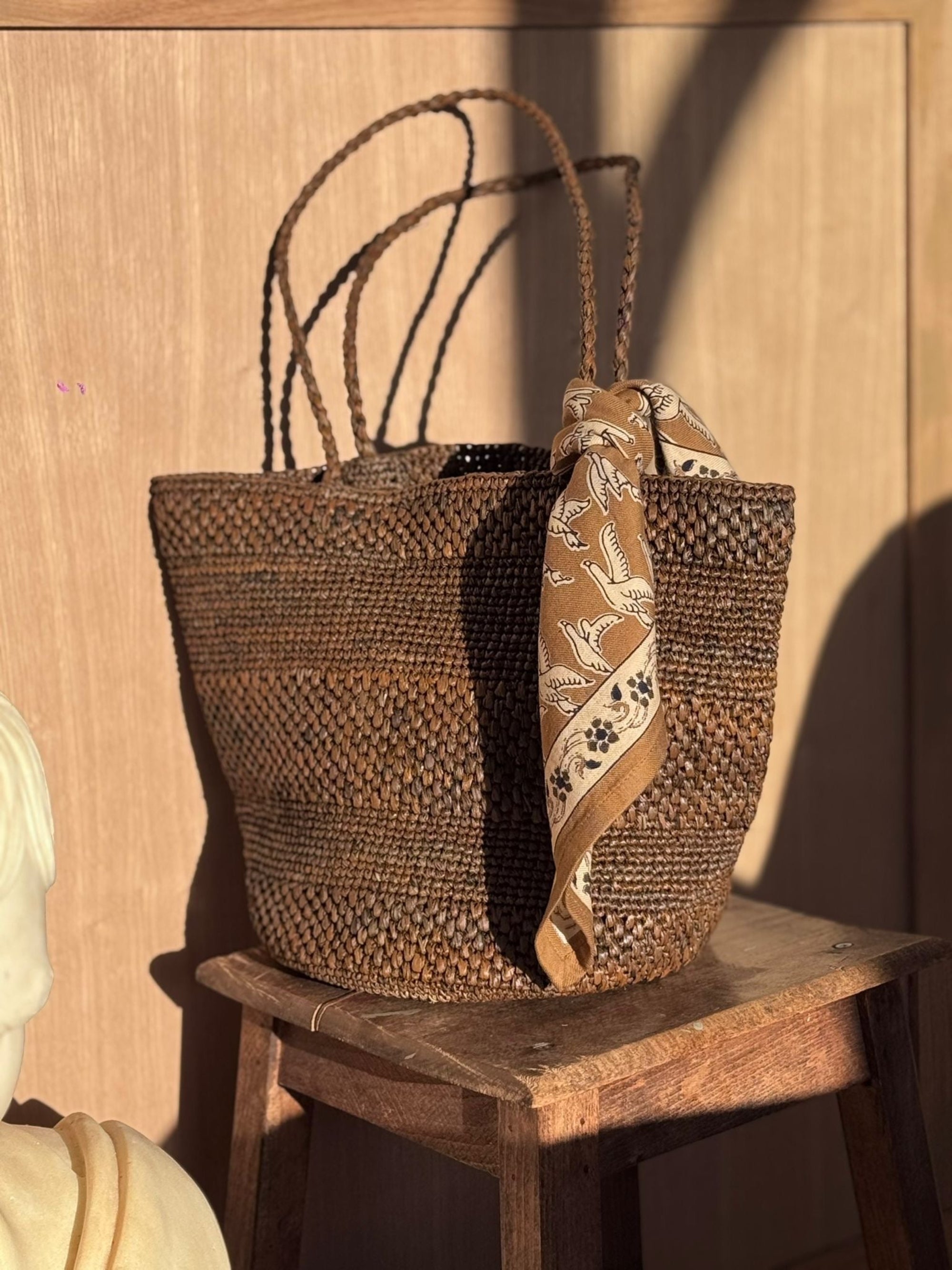 Sac seau en raphia marron fait main, BIG SINY tabac I The Clow Company