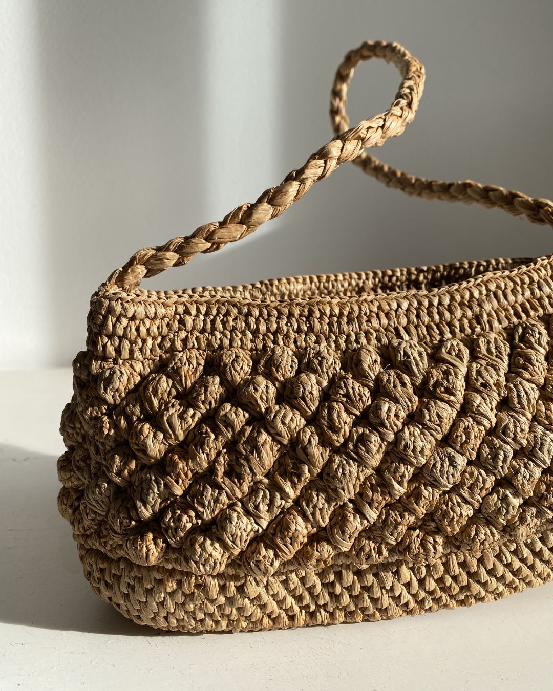 vue de profil du petit sac boules en crochet de raphia, BAO thé