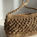 vue de profil du petit sac boules en crochet de raphia, BAO thé