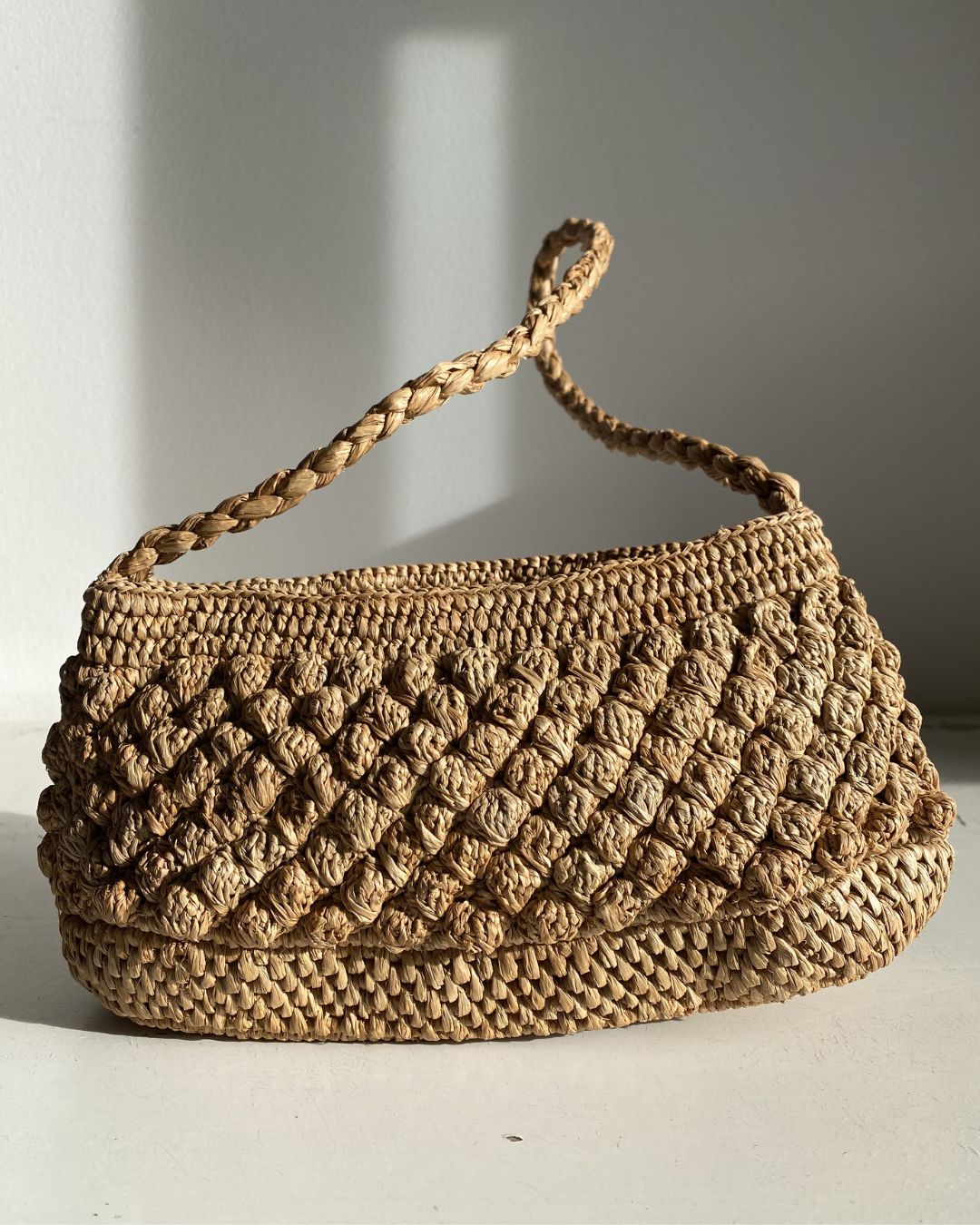 Bao thé, petit sac baguette en crochet de raphia boules