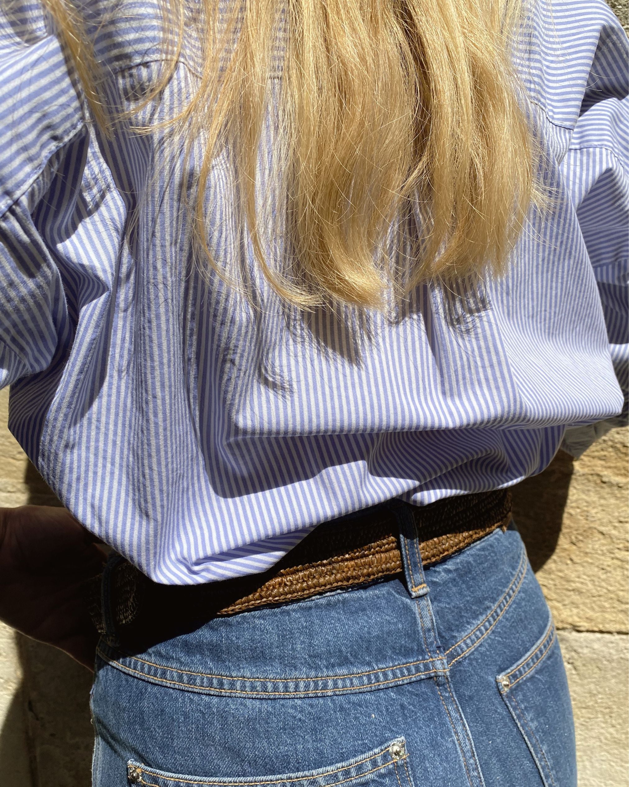 vue de dos de la ceinture tabac en crochet de raphia, intemporelle