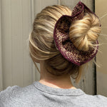 chignon avec le maxi chouchou en raphia chiné naturel et bordeaux, BIBY