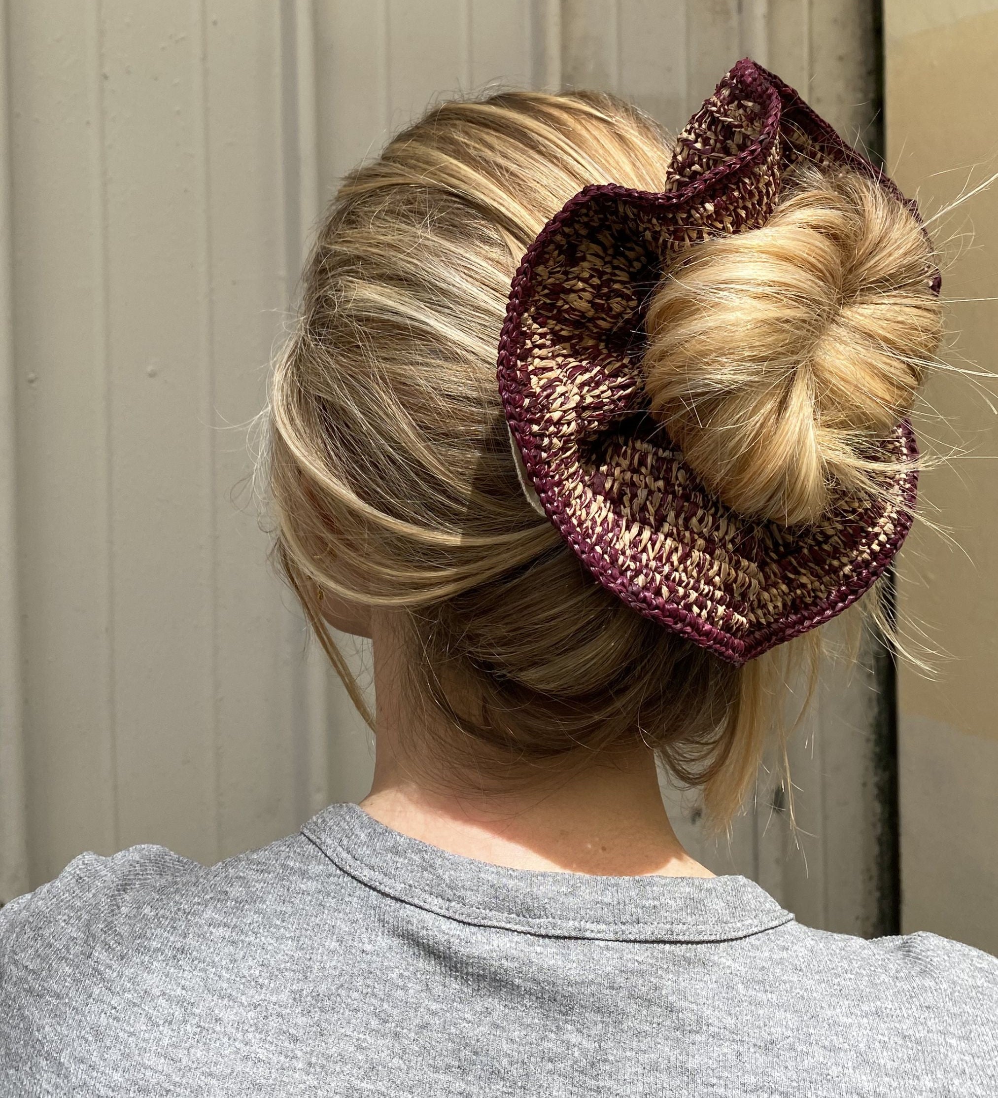 chignon avec le maxi chouchou en raphia chiné naturel et bordeaux, BIBY