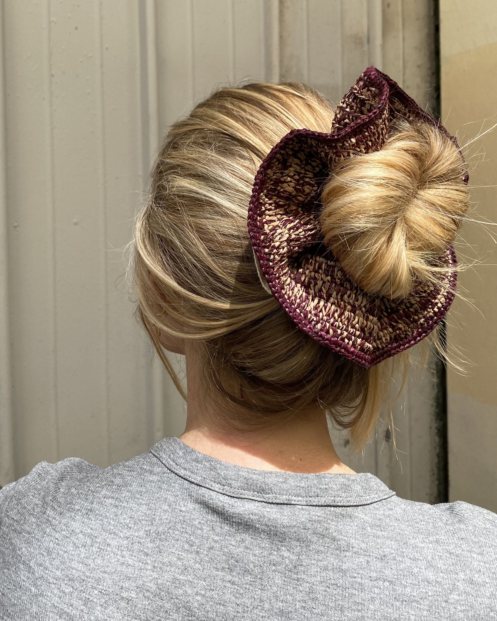 chignon avec le maxi chouchou en raphia chiné naturel et bordeaux, BIBY
