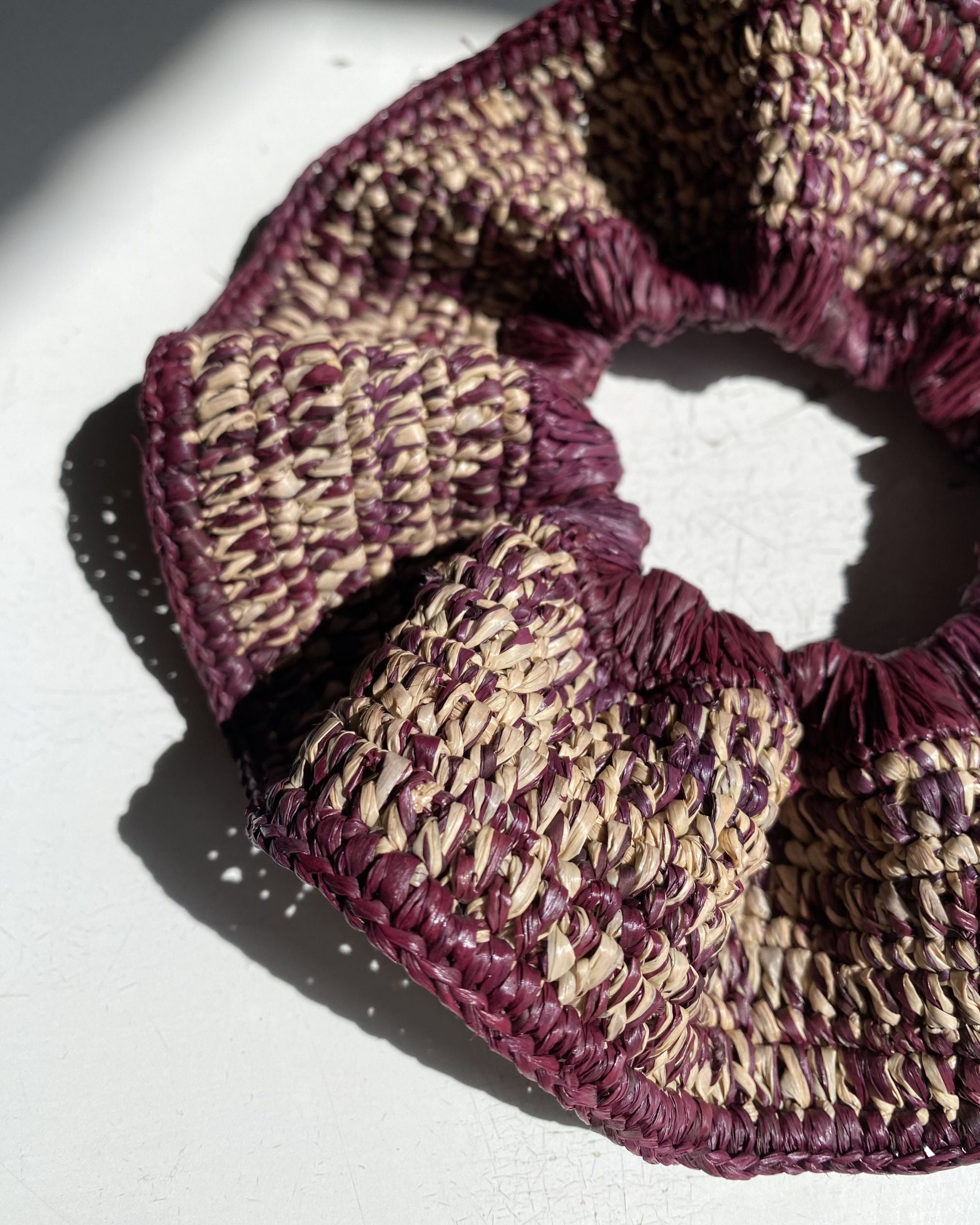 Détails du Maxi chouchou en crochet de raphia chiné bordeaux et naturel, BIBY