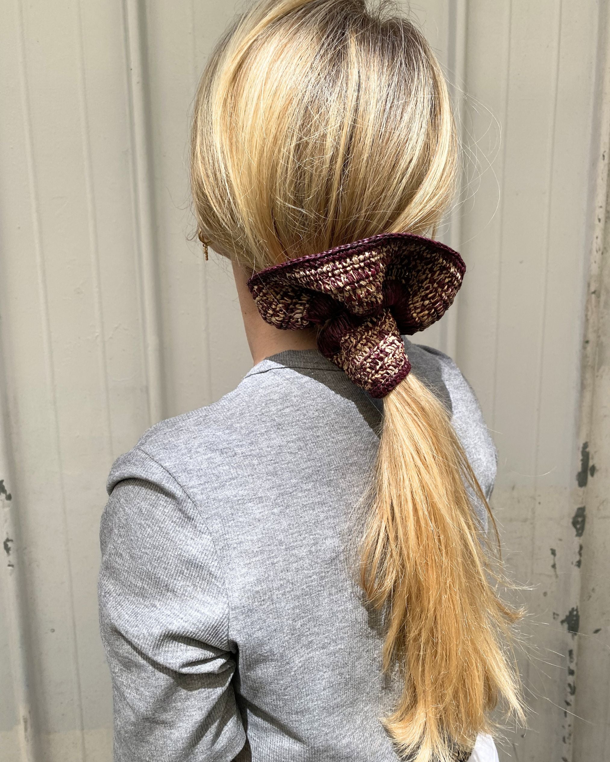 queue de cheval avec le grand chouhcou en crochet de raphia, BIBY chiné bordeaux 
