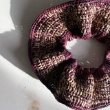 Zoom sur le Maxi chouchou en crochet de raphia chiné bordeaux et naturel, BIBY