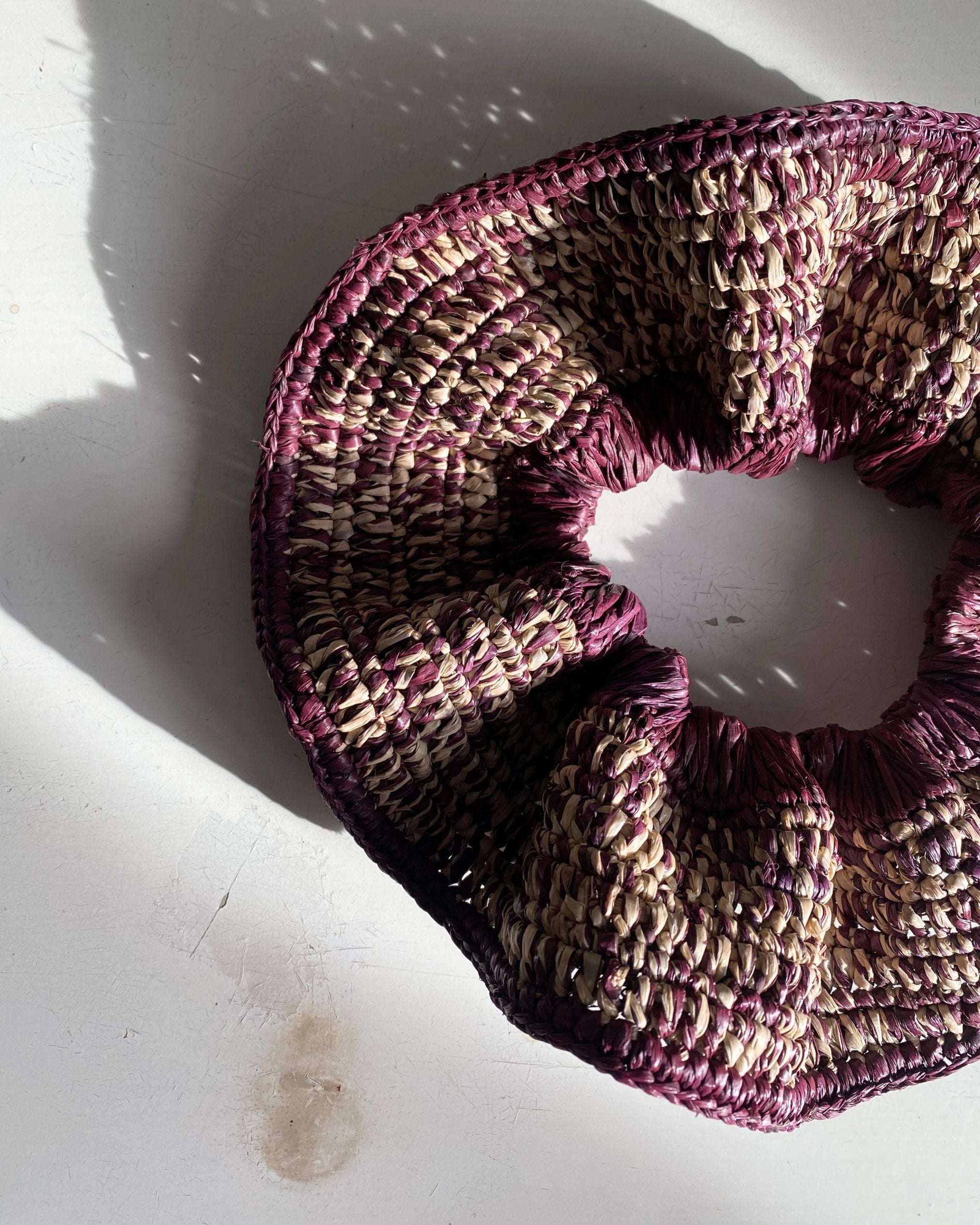 Zoom sur le Maxi chouchou en crochet de raphia chiné bordeaux et naturel, BIBY