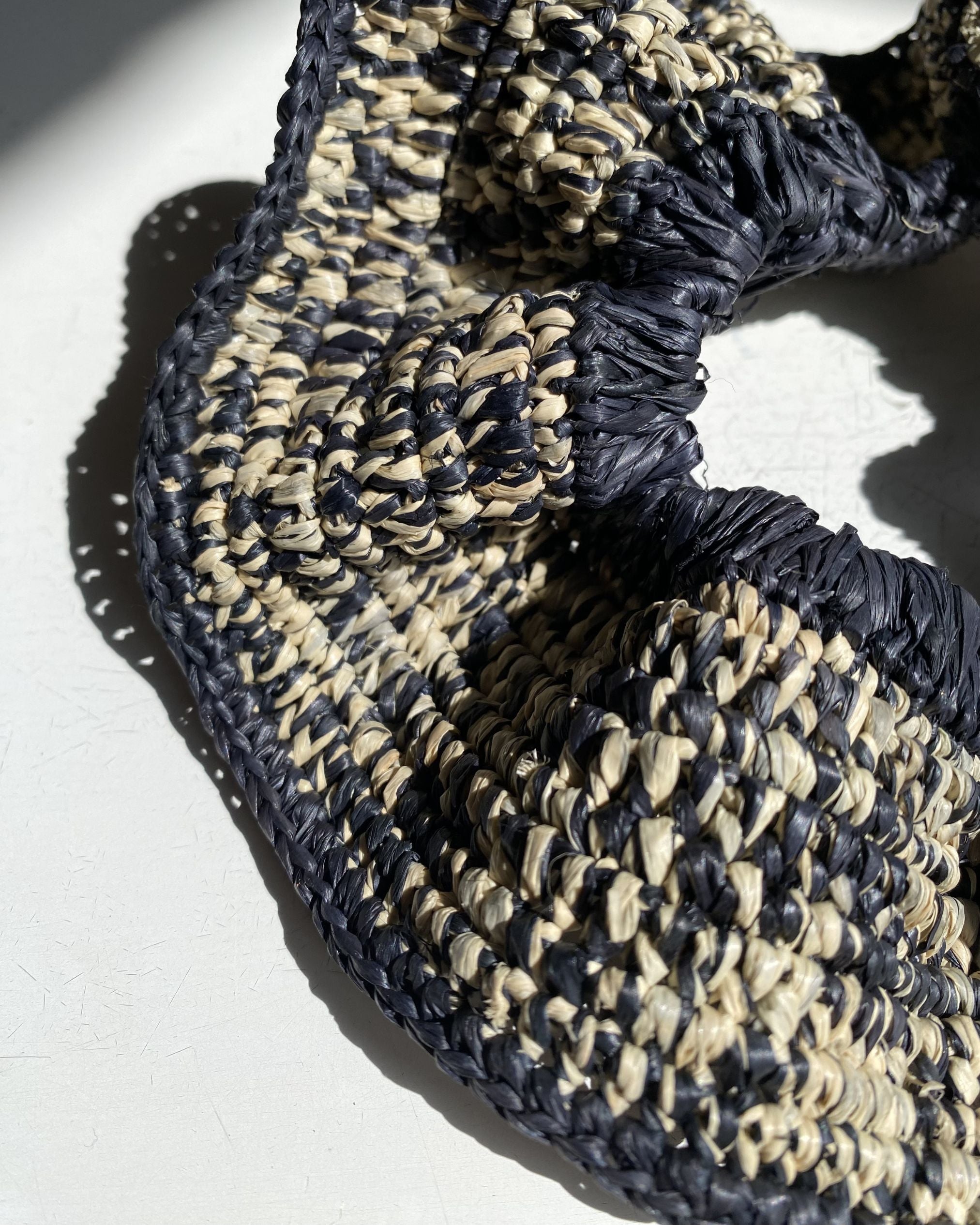 détails du Maxi chouchou en crochet de raphia chiné noir et naturel, BIBY