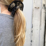 queue de cheval avec le maxi chouchou en crochet de raphia, BIBY chiné noir -vue de profil