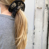 queue de cheval avec le maxi chouchou en crochet de raphia, BIBY chiné noir -vue de profil
