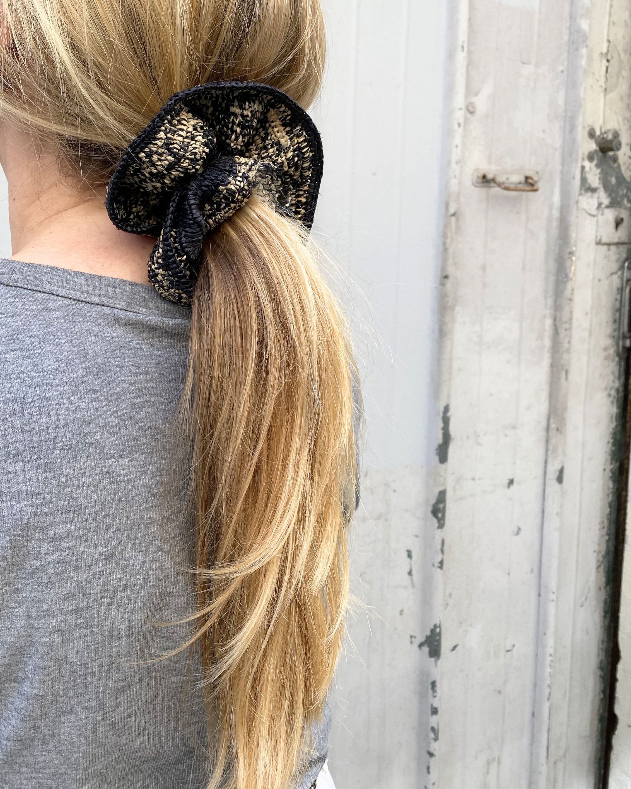 queue de cheval avec le maxi chouchou en crochet de raphia, BIBY chiné noir -vue de profil