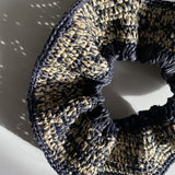 Zoom sur le Maxi chouchou en crochet de raphia chiné noir et naturel, BIBY