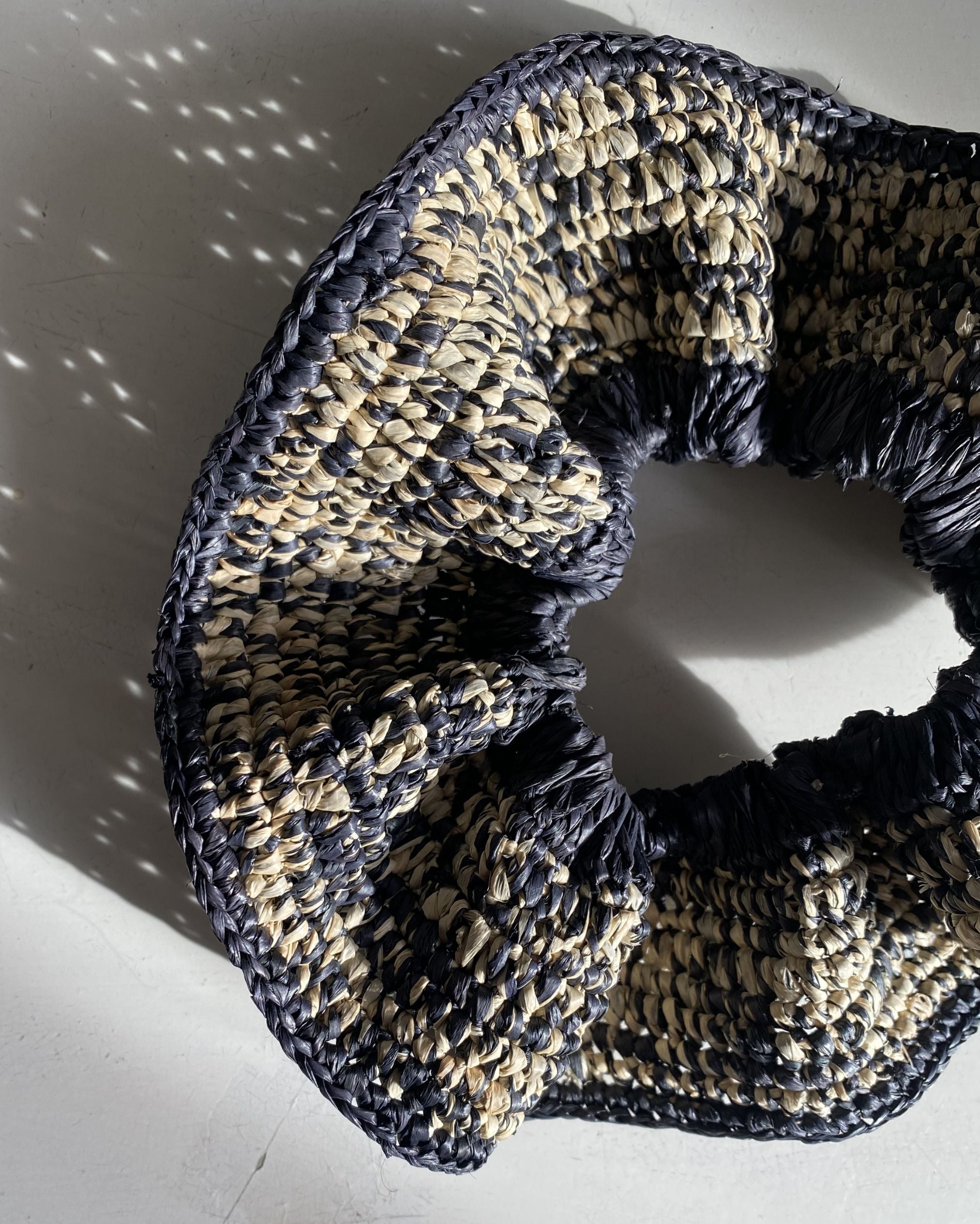 Zoom sur le Maxi chouchou en crochet de raphia chiné noir et naturel, BIBY