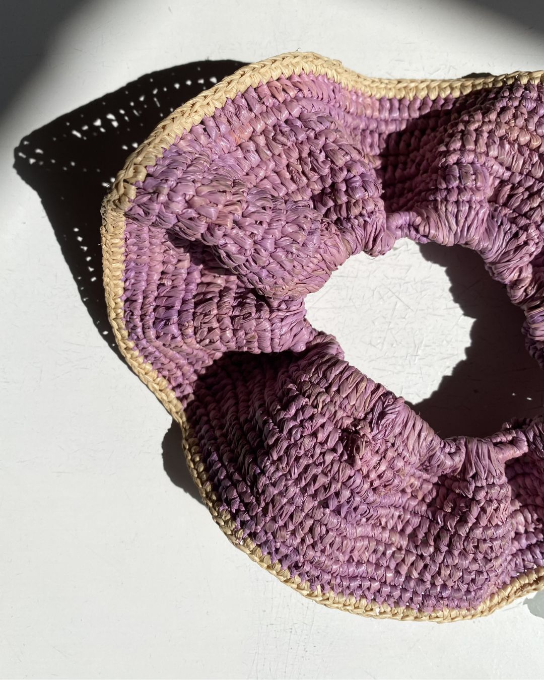 zoom sur le chouchou en crochet de raphia fait main, BIBY violette