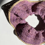 zoom sur le chouchou en crochet de raphia fait main, BIBY violette