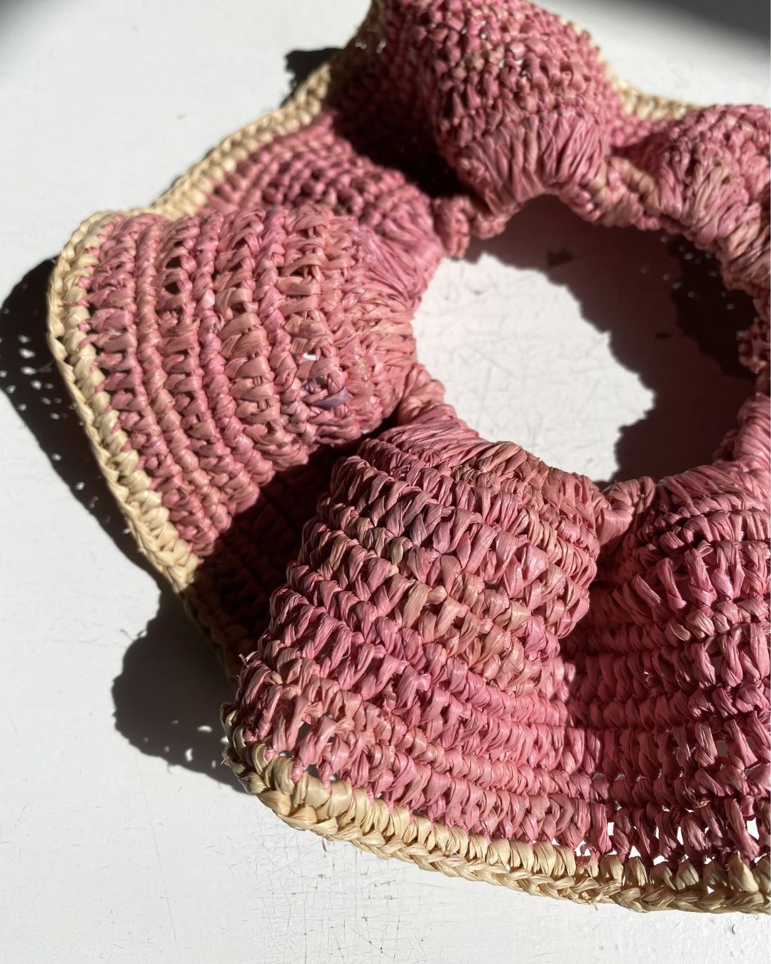 zoom sur le Maxi chouchou en crochet de raphia fait main, BIBY rose
