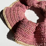 zoom sur le Maxi chouchou en crochet de raphia fait main, BIBY rose