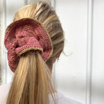 queue de cheval avec le maxi chouchou rose en crochet de raphia, BIBY