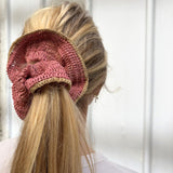 queue de cheval avec le maxi chouchou rose en crochet de raphia, BIBY