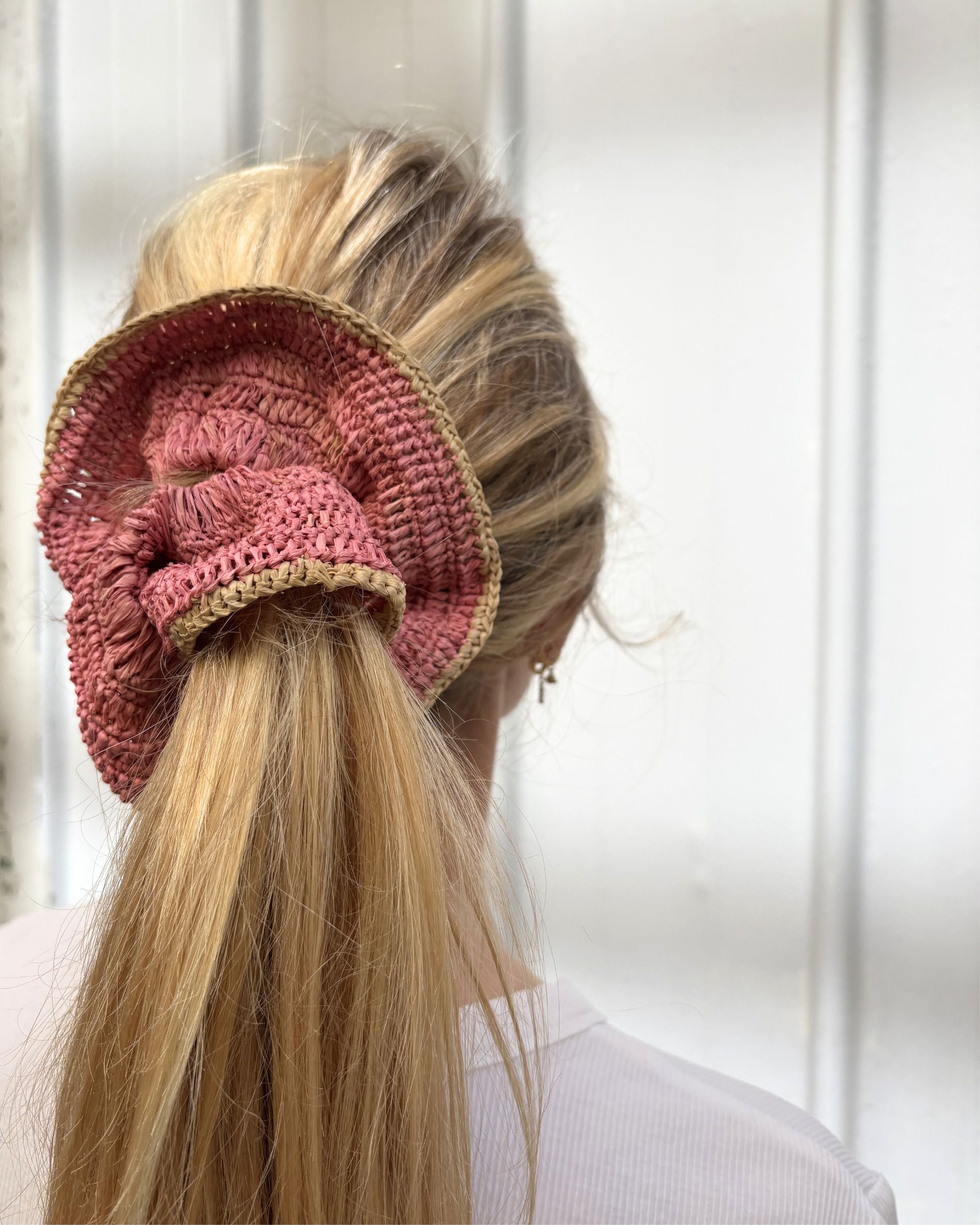 queue de cheval avec le maxi chouchou rose en crochet de raphia, BIBY