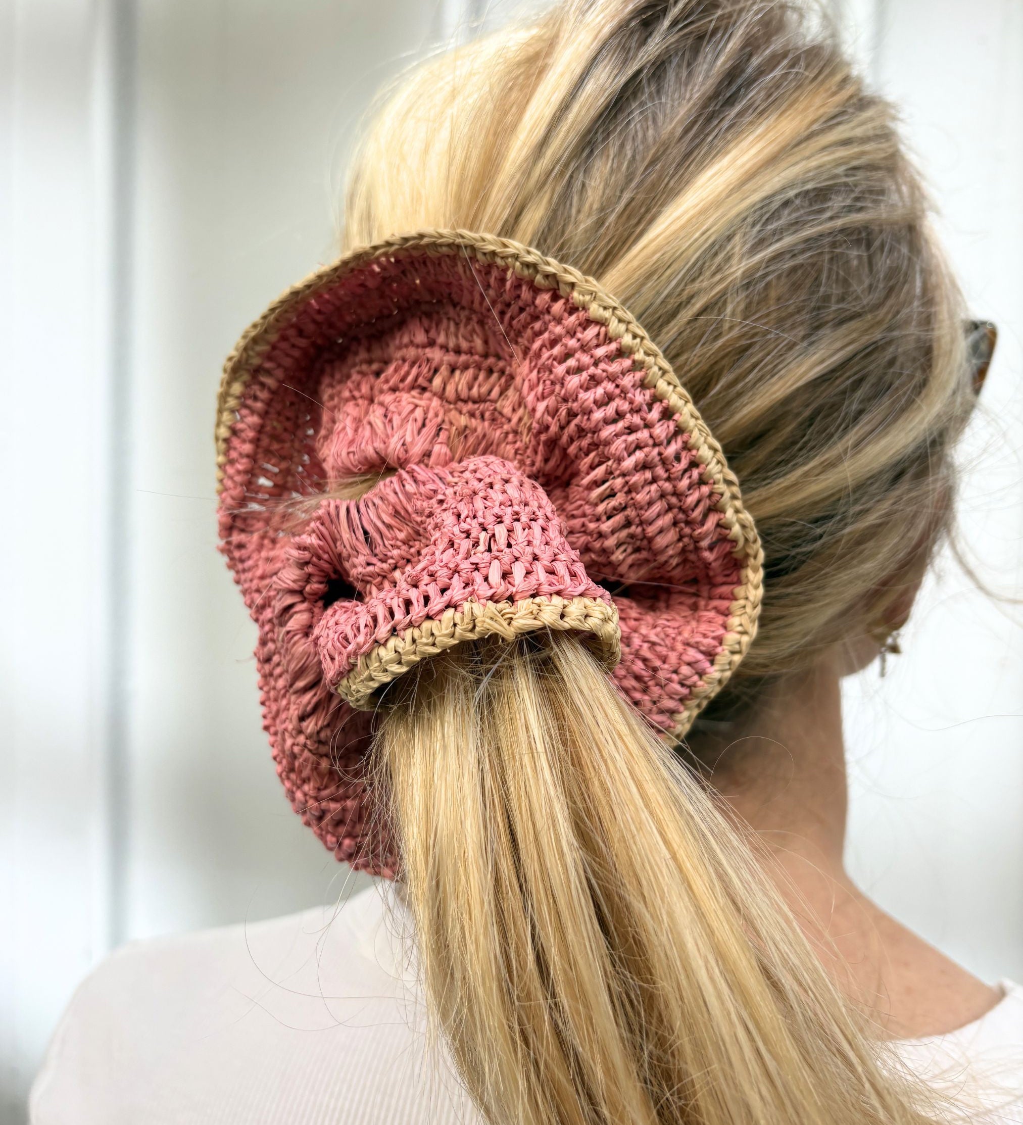 queue de cheval avec le maxi chouchou en crochet de raphia, BIBY rose