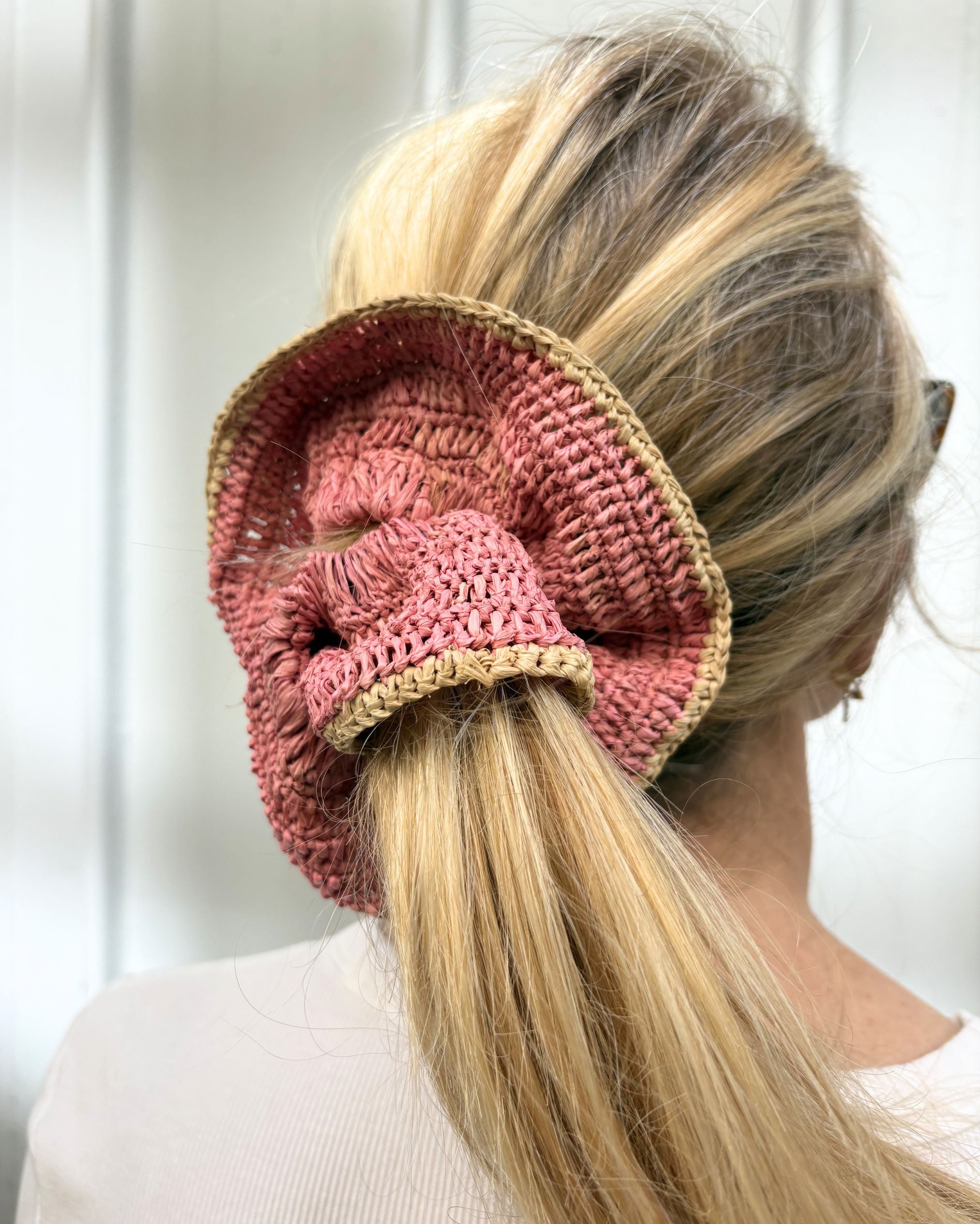 queue de cheval avec le maxi chouchou en crochet de raphia, BIBY rose