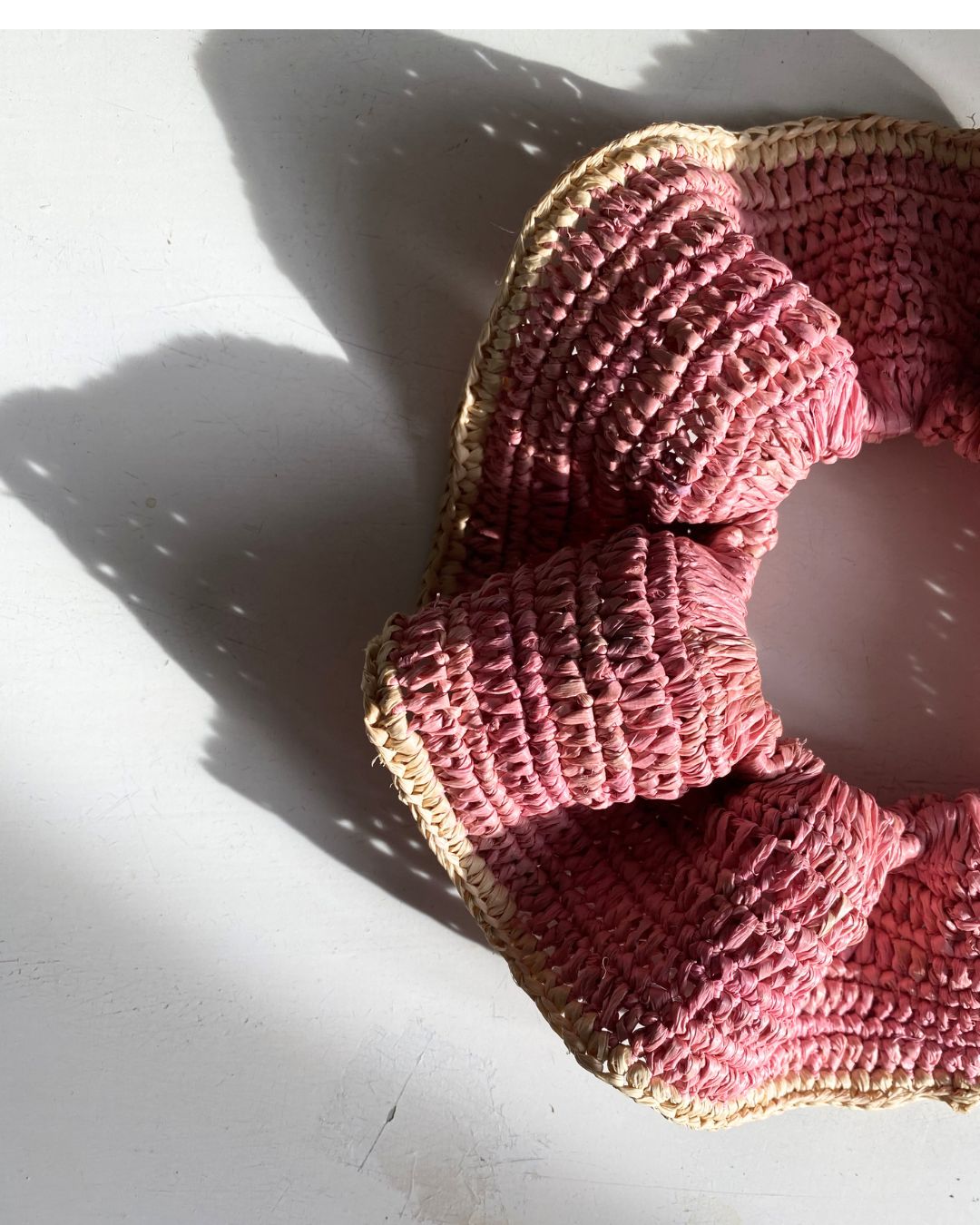 Maxi chouchou en crochet de raphia fait main, BIBY rose