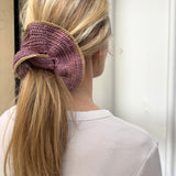 queue de cheval avec le maxi chouchou en crochet de raphia, BIBY violette