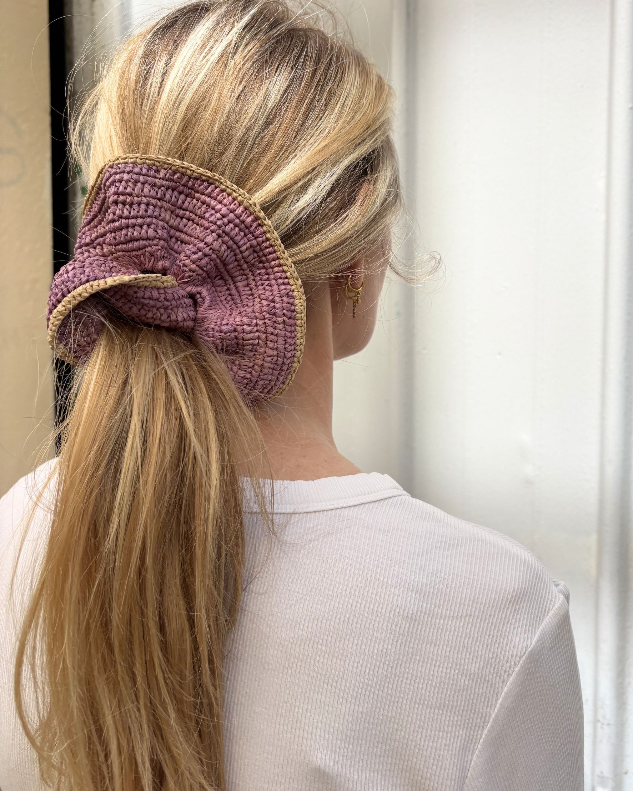 queue de cheval avec le maxi chouchou en crochet de raphia, BIBY violette