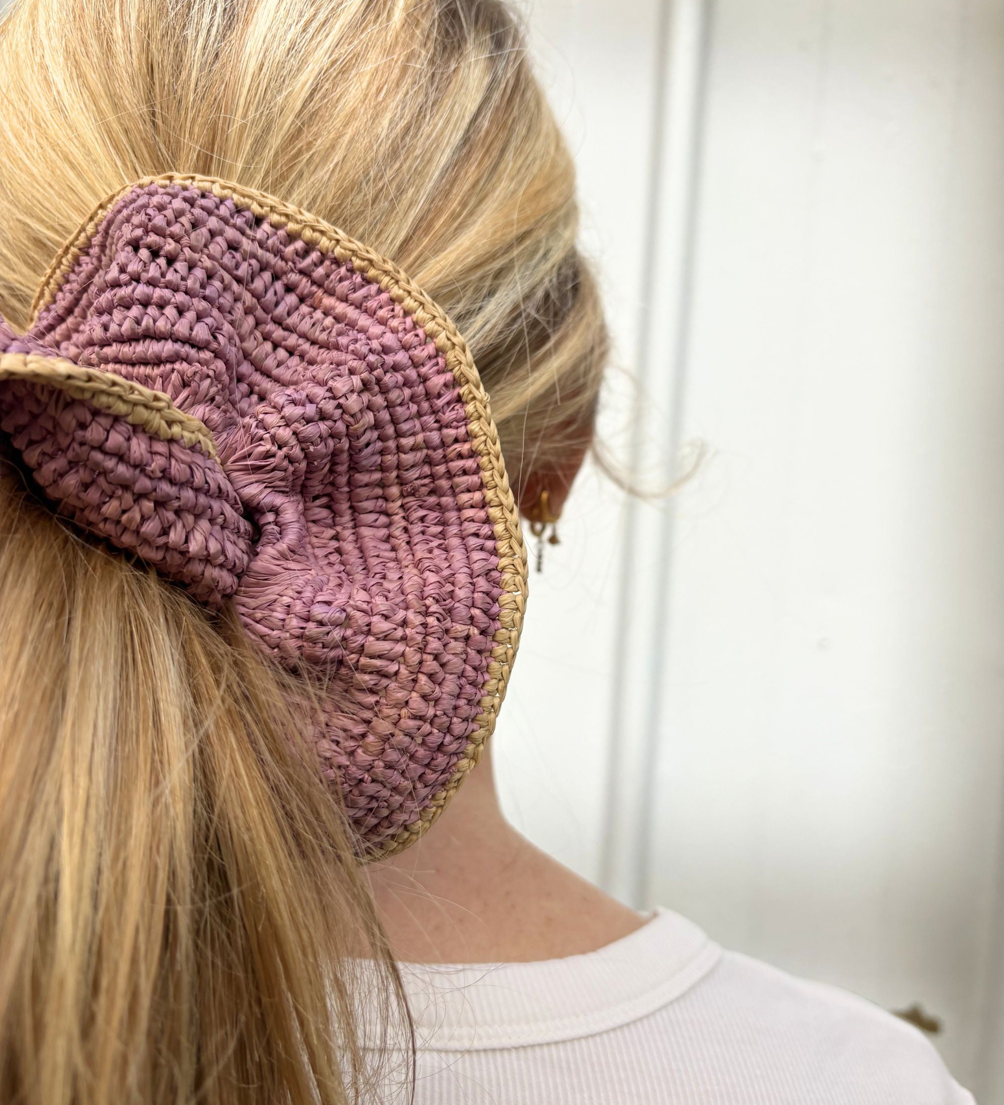 queue de cheval avec le maxi chouchou en crochet de raphia, BIBY violette -détails