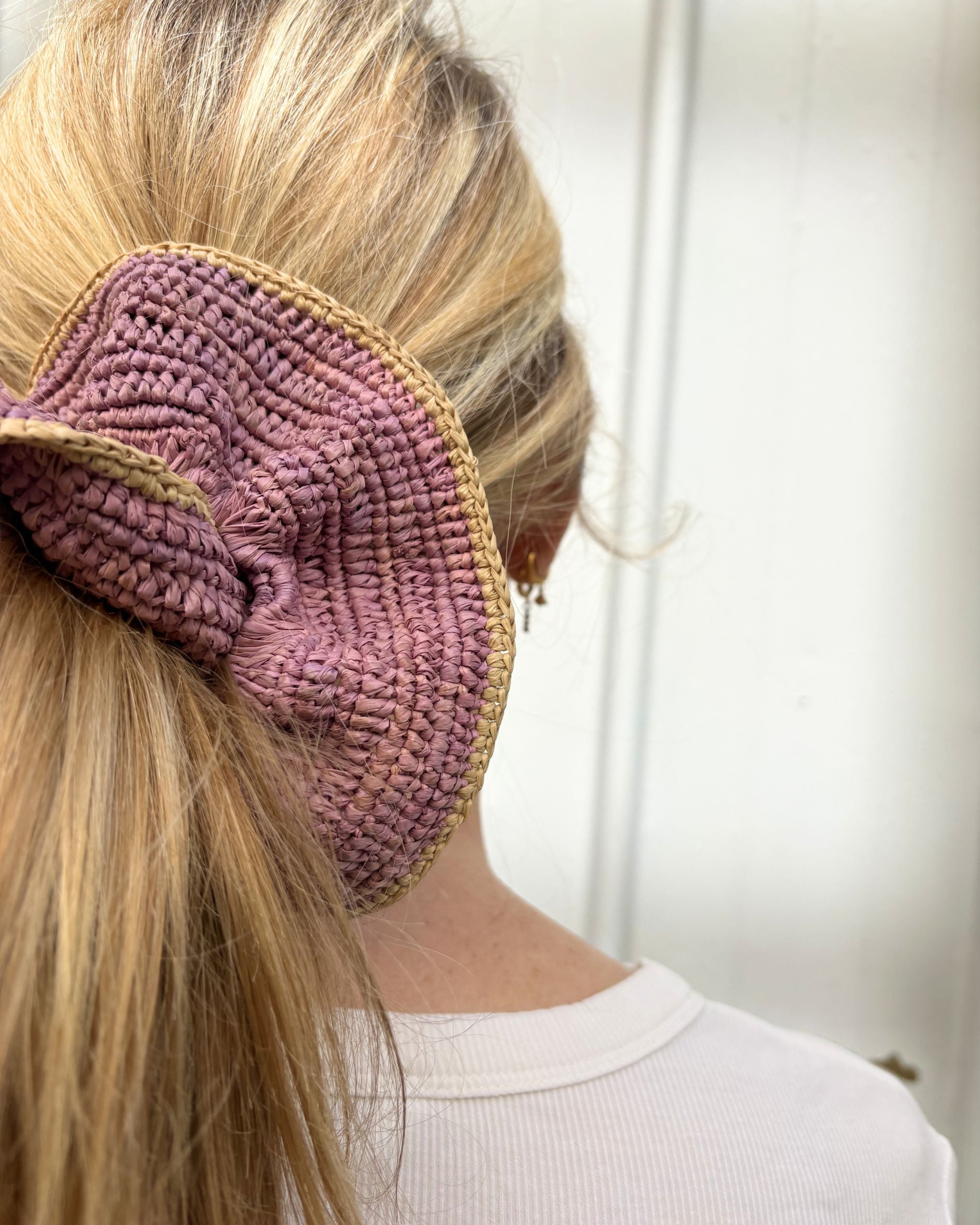 queue de cheval avec le maxi chouchou en crochet de raphia, BIBY violette -détails