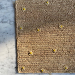 détails du set de table en raphia fait main et brodé de petites fleurs en raphia, DAISY naturel