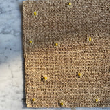 détails du set de table en raphia fait main et brodé de petites fleurs en raphia, DAISY naturel
