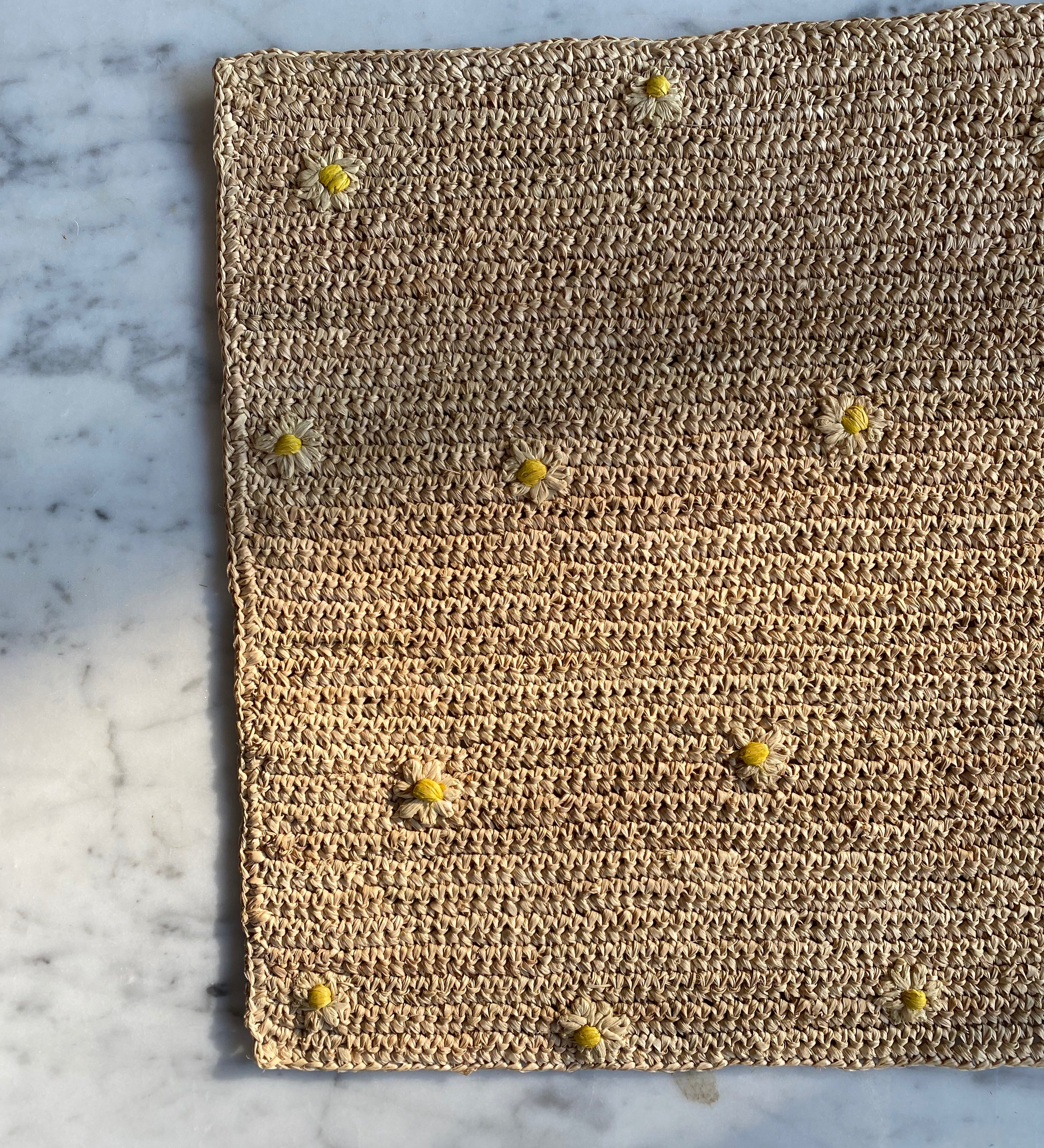 détails du set de table en raphia fait main et brodé de petites fleurs en raphia, DAISY naturel