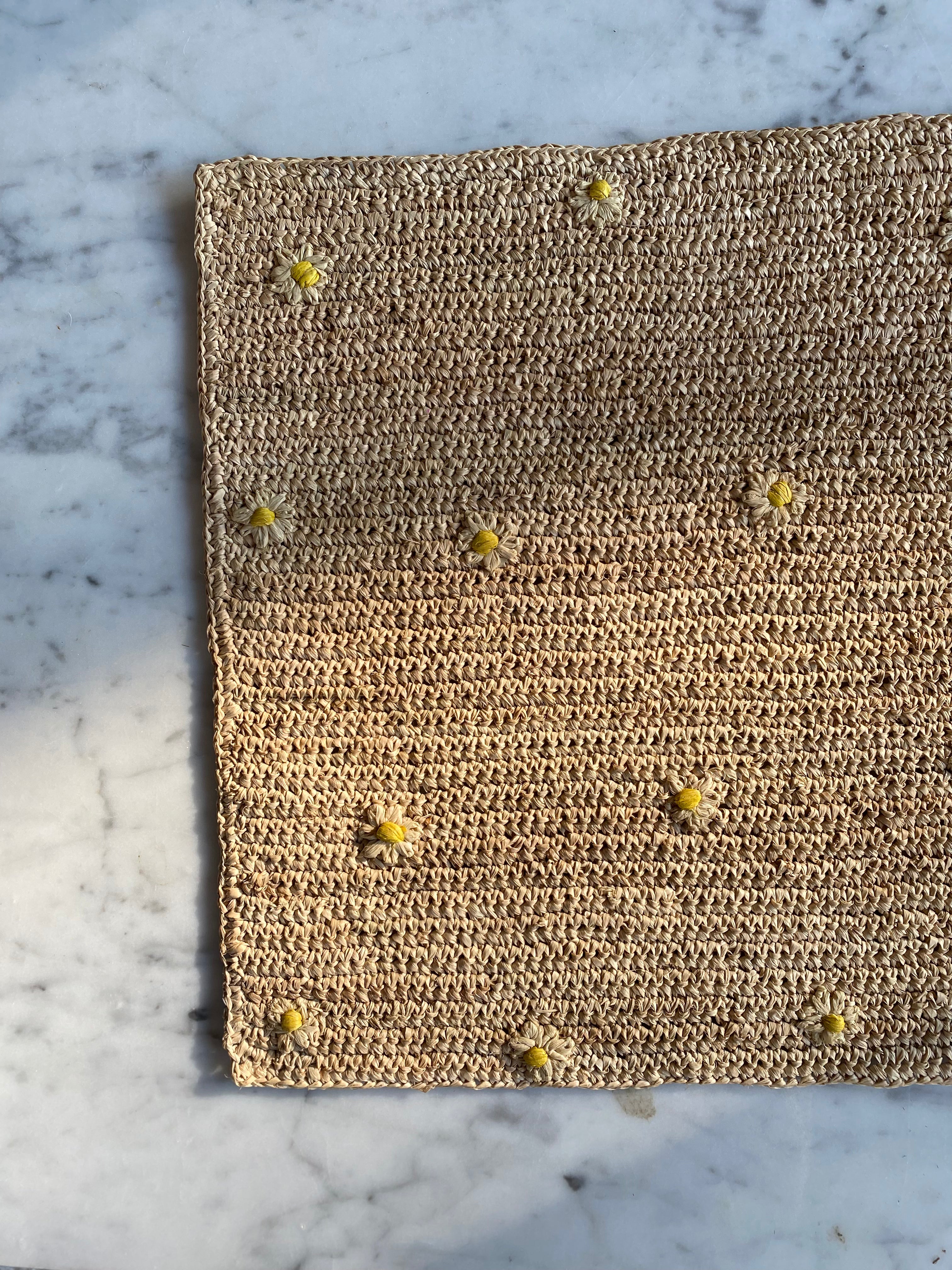 détails du set de table en raphia fait main et brodé de petites fleurs en raphia, DAISY naturel