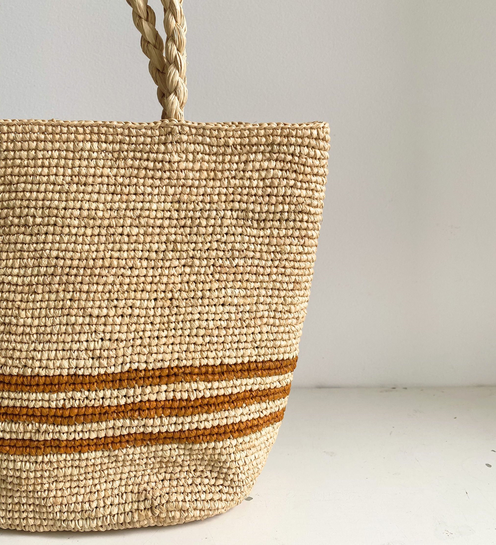 zoom sur le petit cabas à rayures en crochet de raphia, RAYA jaune curry