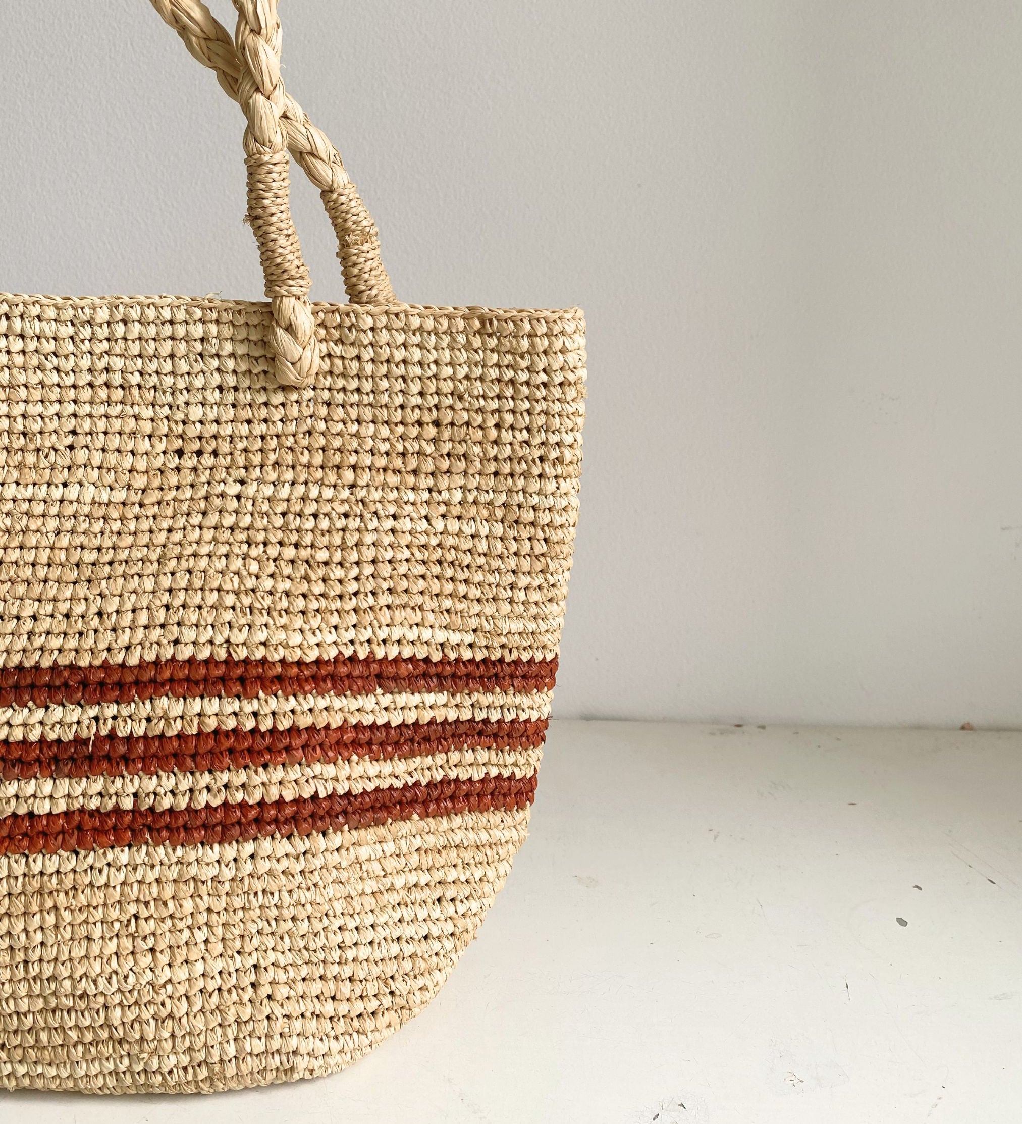 zoom sur le petit sac cabas à rayures en raphia, RAYA terracotta