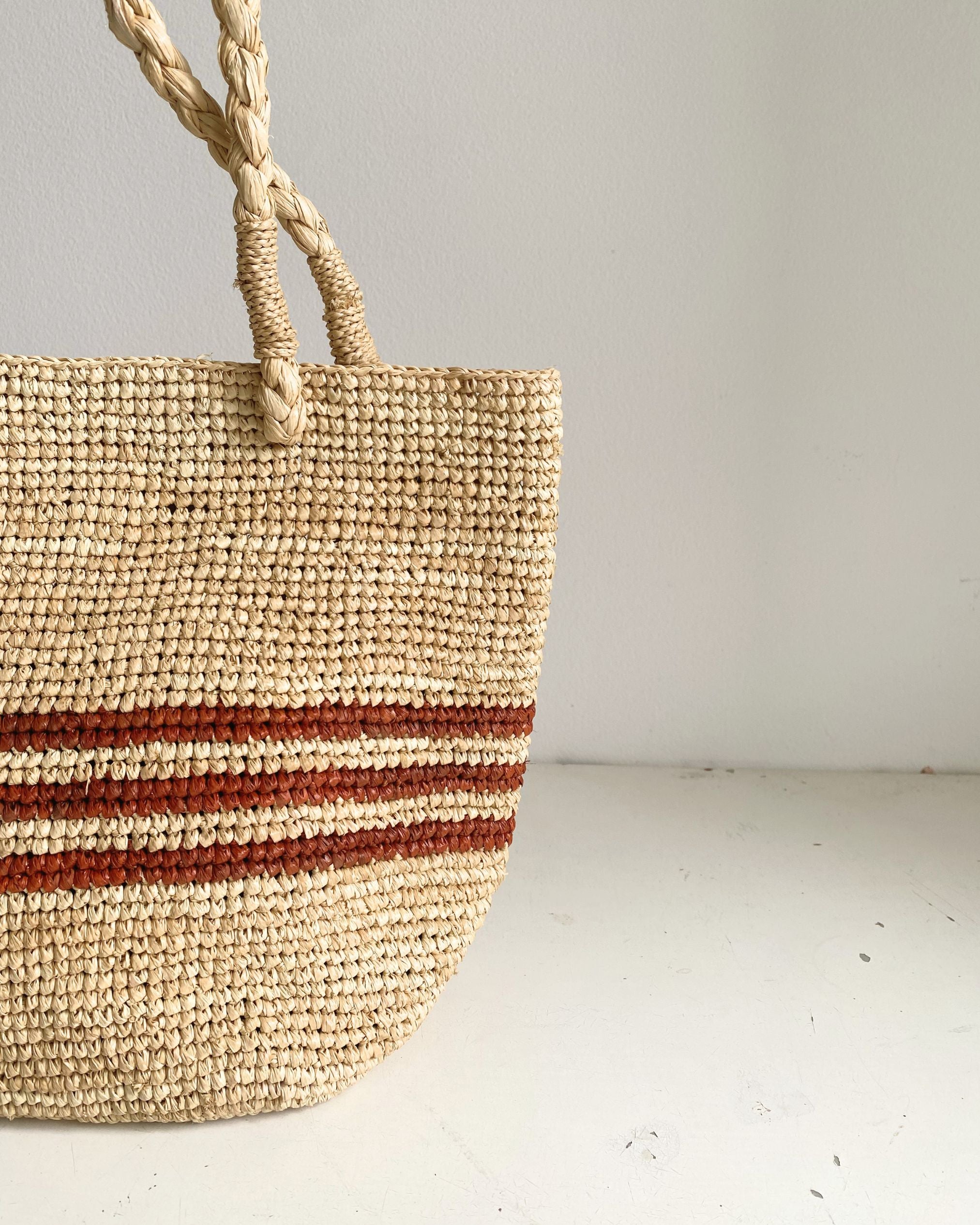 zoom sur le petit sac cabas à rayures en raphia, RAYA terracotta