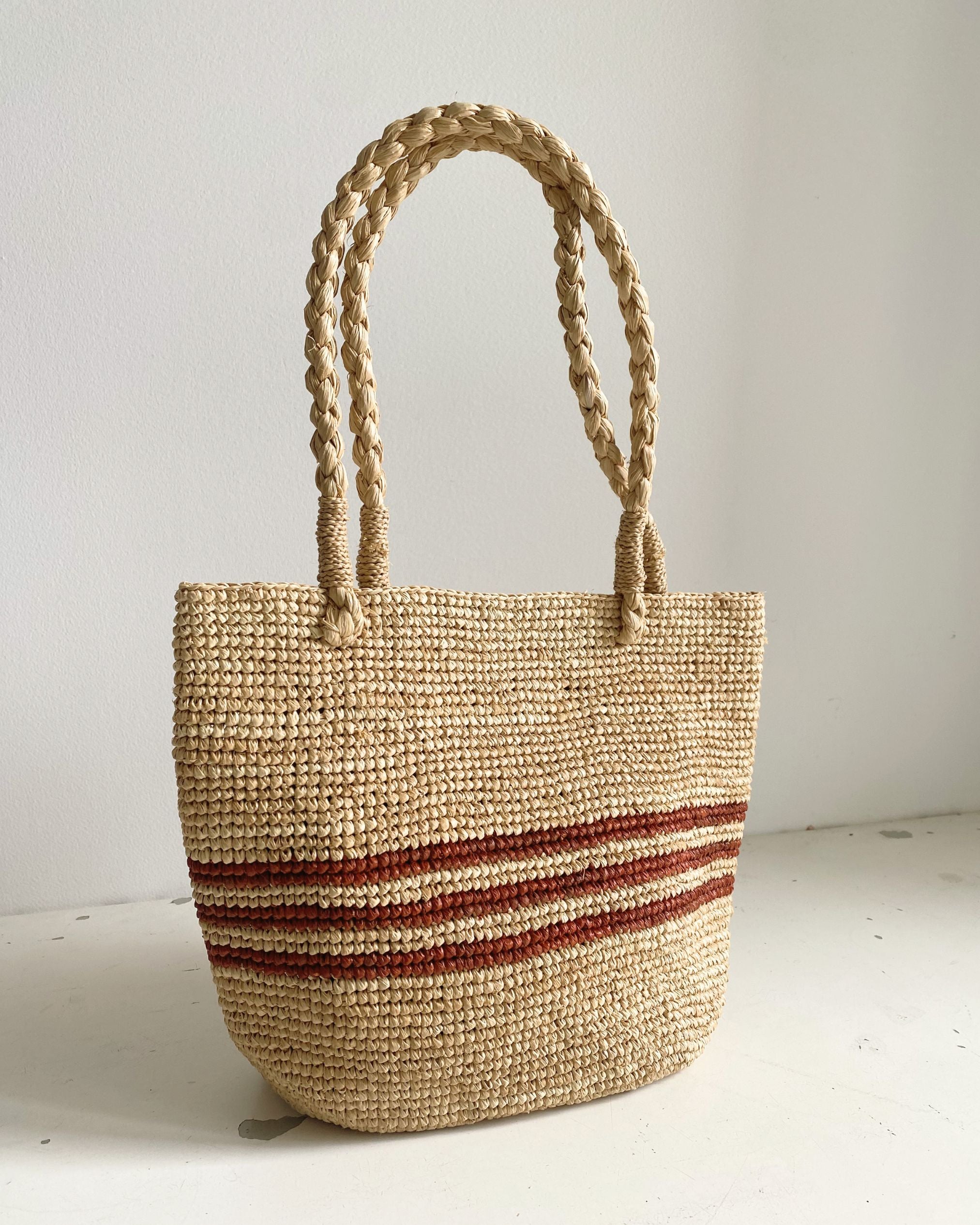 panier en raphia à rayures rouges vue de profil