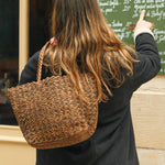 cabas en raphia marron tabas porté avec un look d'hiver