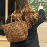 cabas en raphia marron tabas porté avec un look d'hiver