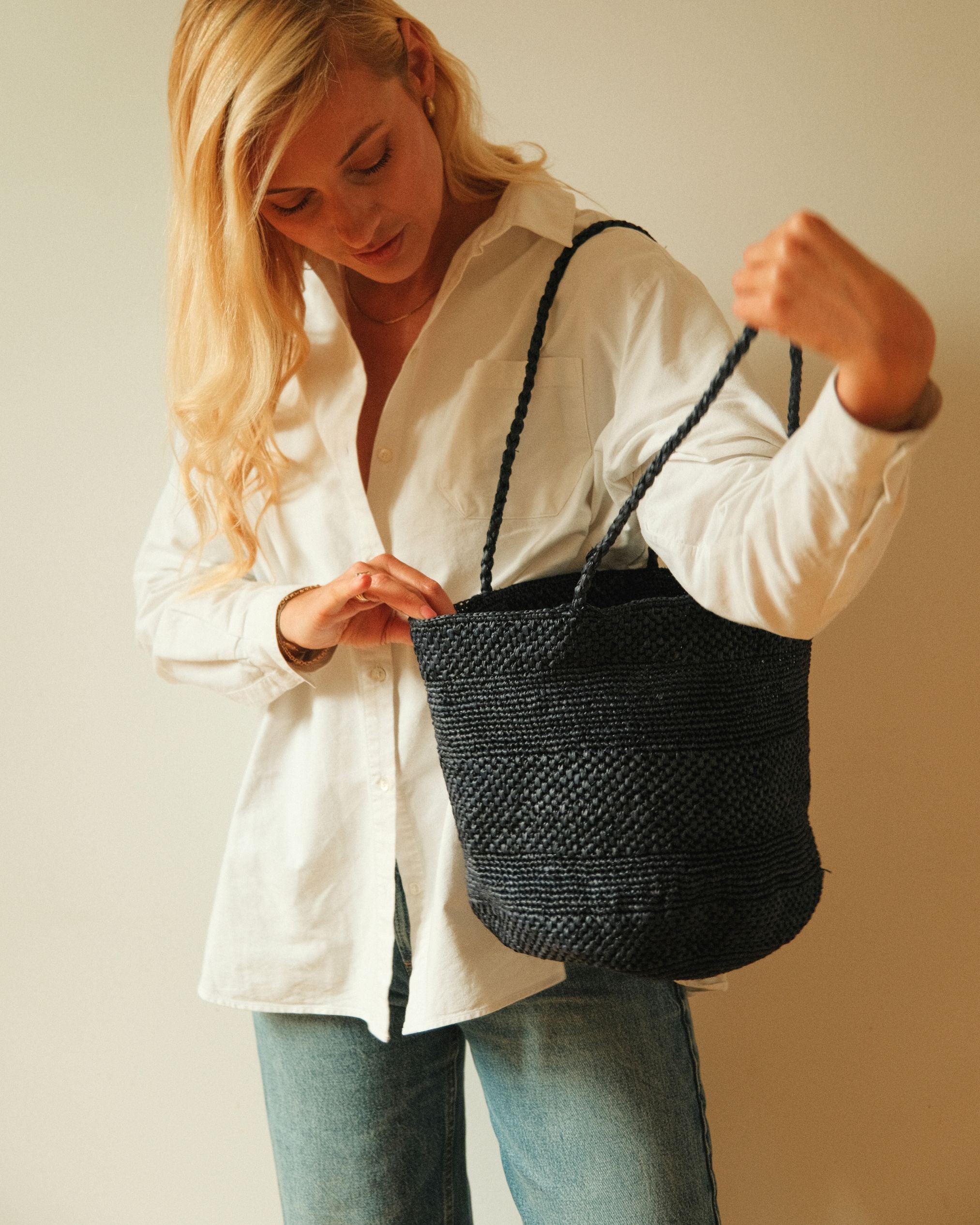 sac seau noir en crochet de raphia fait main, BIG SINY I The Clow Company