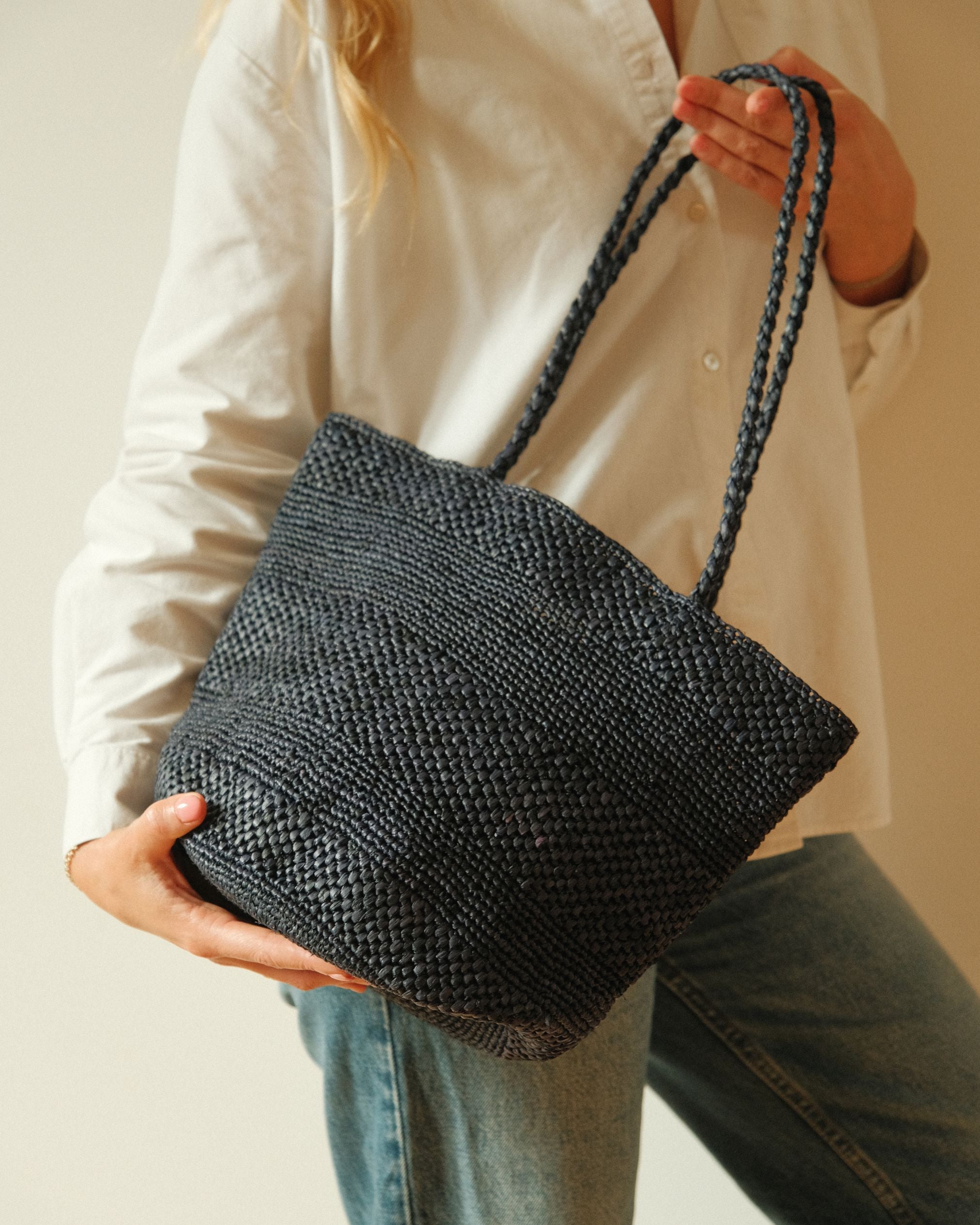 sac seau en crochet de raphia fait main, BIG SINY noir I The Clow Company