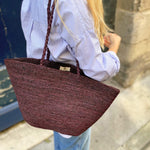 zoom sur le cabas en raphia VANINA chocolat