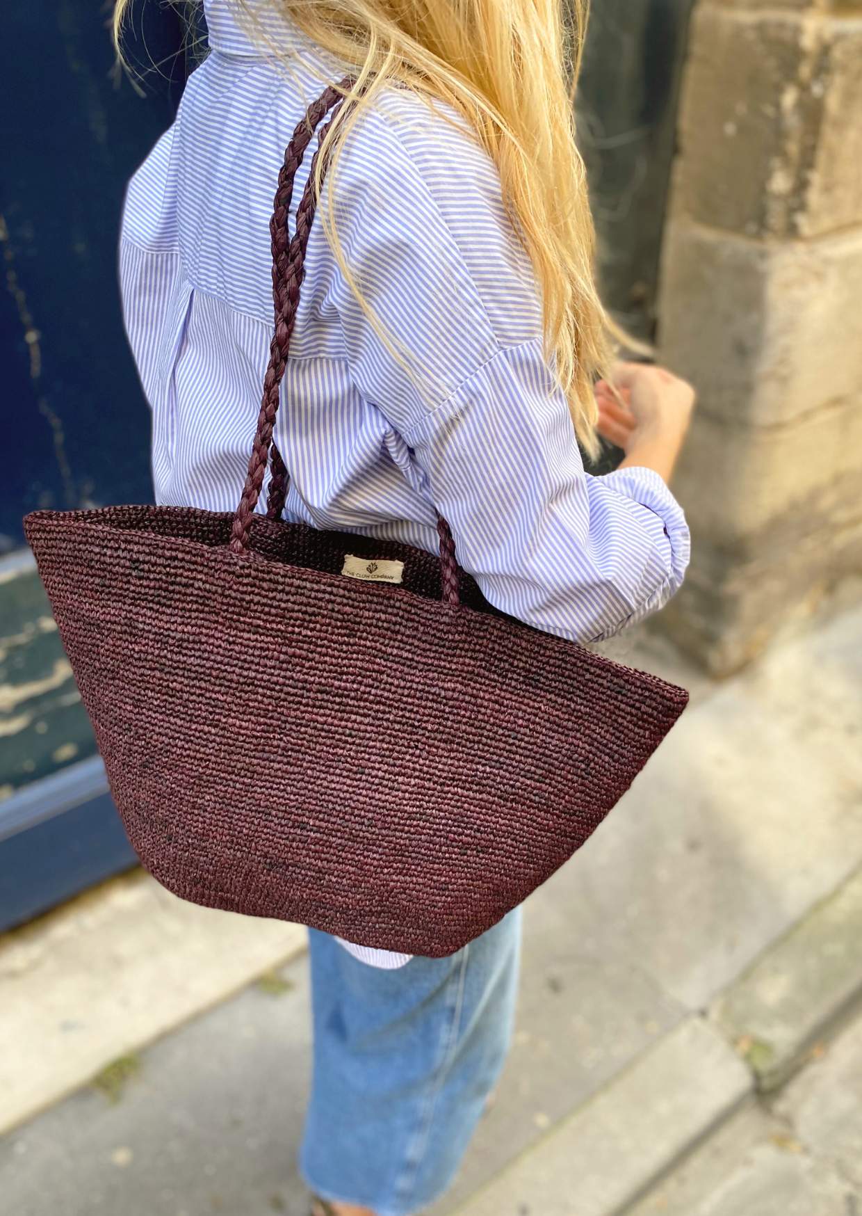 zoom sur le cabas en raphia VANINA chocolat