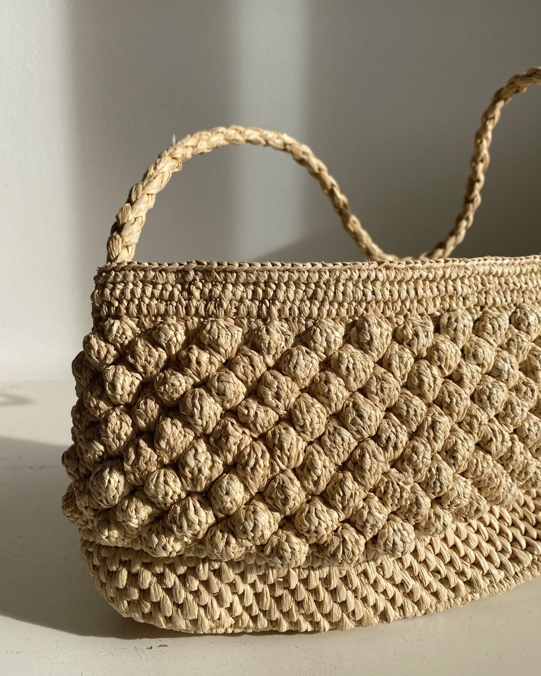 BAO naturel, petit sac en crochet de raphia fait main- vue de profil