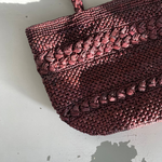 détails du sac cabas en raphia chocolat, mini olika 